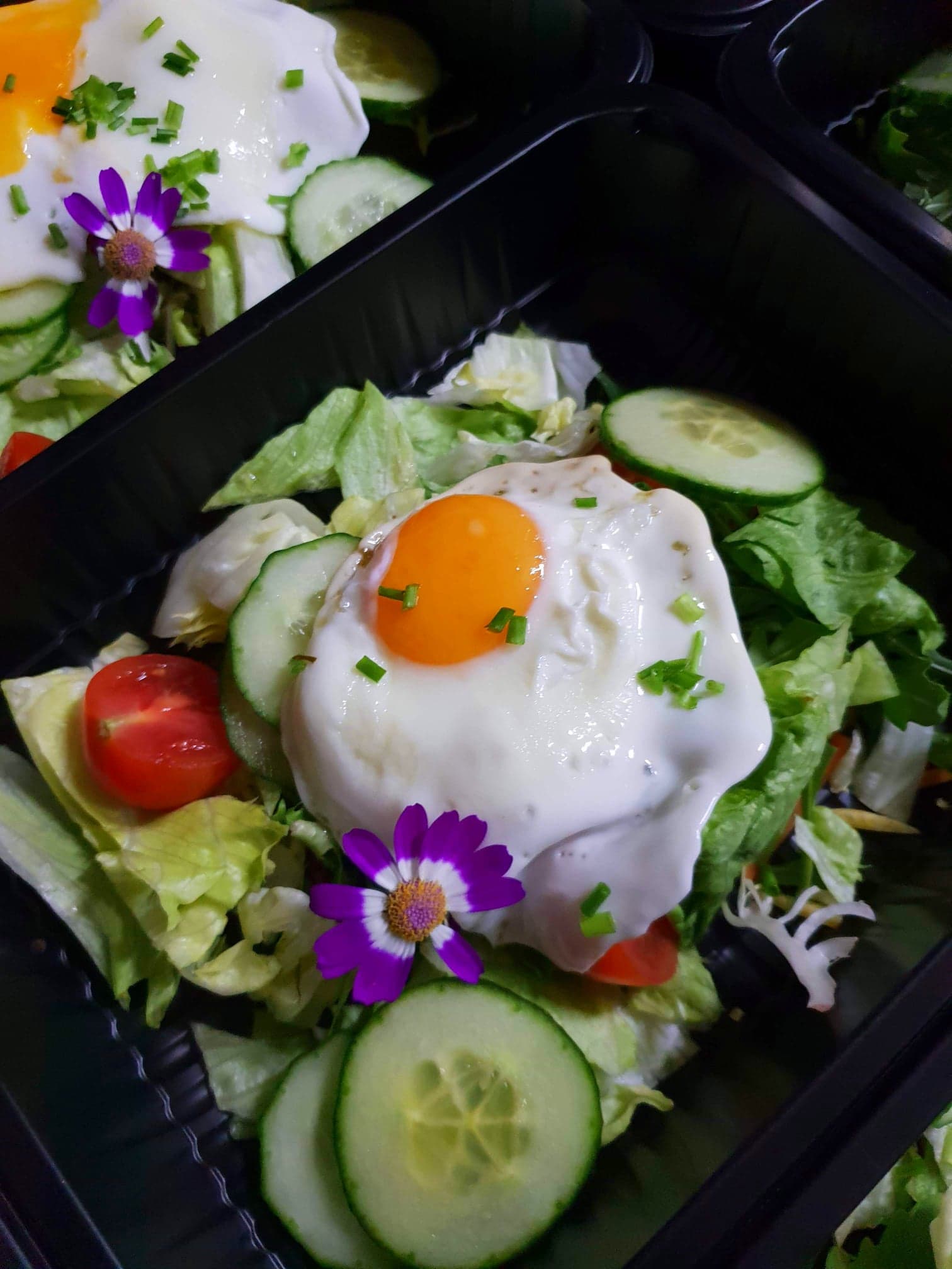 Dieta wege/paleo - Jajko sadzone, sałatka warzywna. Dieta pudełkowa z dowozem.